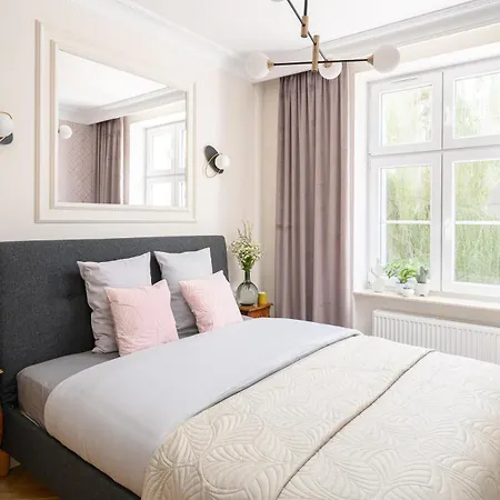 Quiet On The Main Square, 2 Bathrooms Appartement