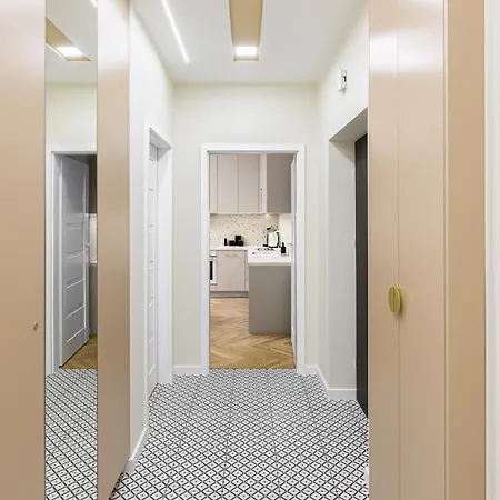 Quiet On The Main Square, 2 Bathrooms شقة *