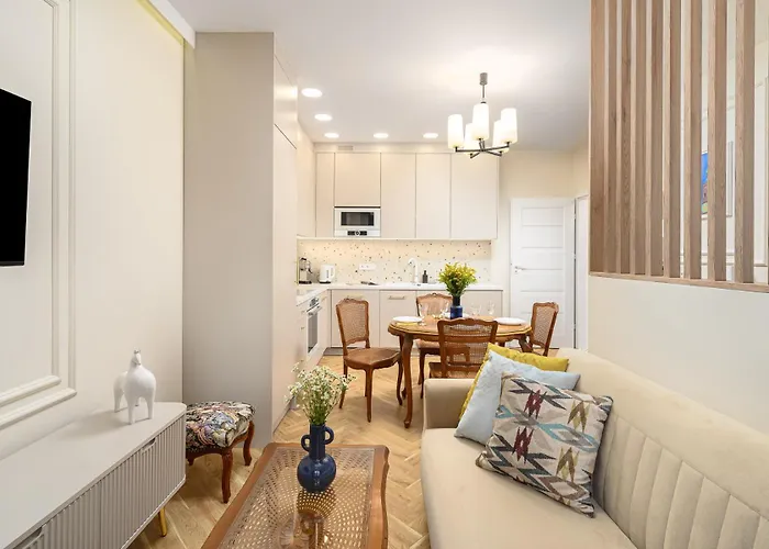 Quiet On The Main Square, 2 Bathrooms *