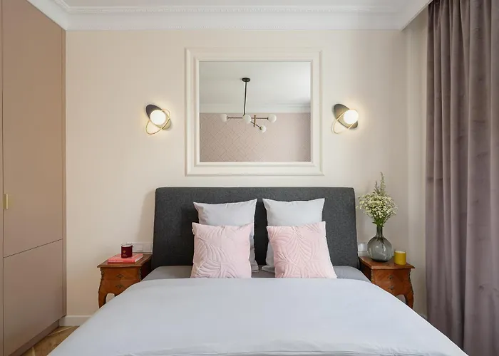 Quiet On The Main Square, 2 Bathrooms Appartement