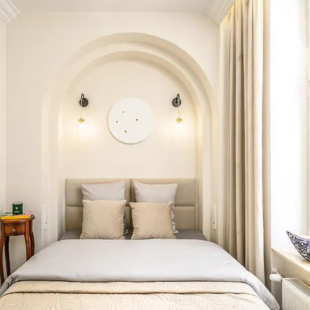 Quiet On The Main Square, 2 Bathrooms *