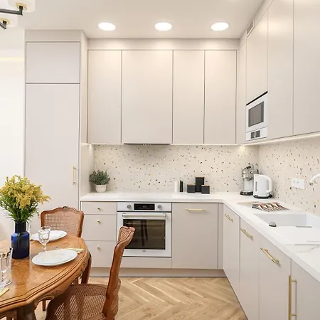 Apartment Quiet On The Main Square, 2 Bathrooms *