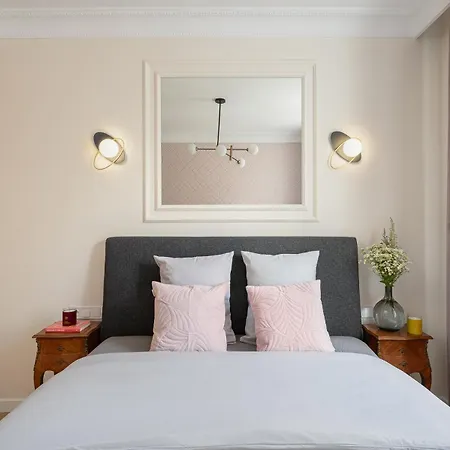 Quiet On The Main Square, 2 Bathrooms アパート