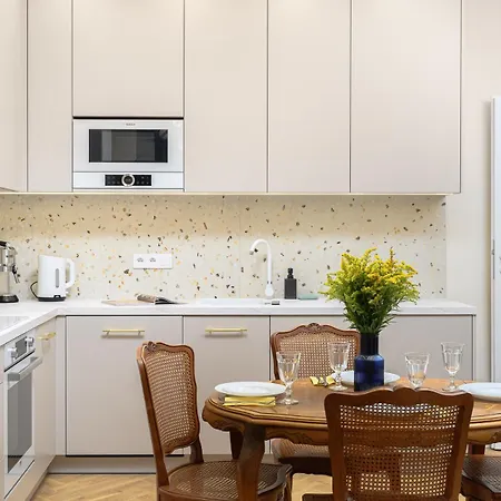 Quiet On The Main Square, 2 Bathrooms アパート