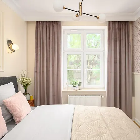 Quiet On The Main Square, 2 Bathrooms Apartment Breslau