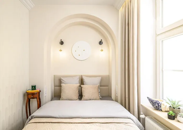 Quiet On The Main Square, 2 Bathrooms *