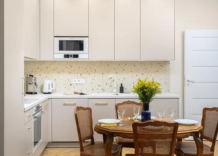 Quiet On The Main Square, 2 Bathrooms Appartamento